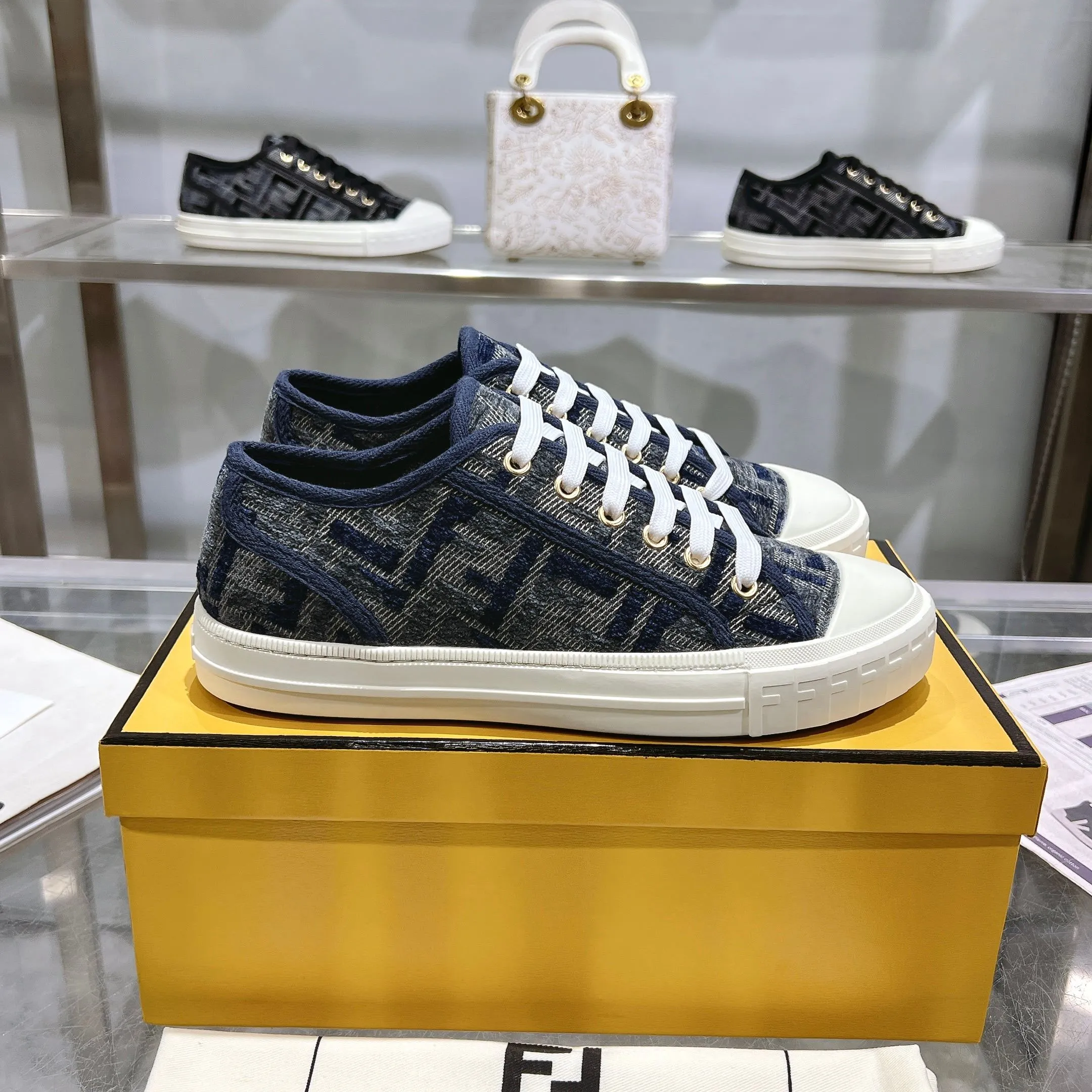 Couple style 💰460❤️Fendi Fendi's latest couple canvas shoes ❑ Fabric: Original customized imported jacquard canvas material ❑ Inner lining: Imported canvas material ❑ Sole: Original molded non-slip TPU outsole ❑ Bottom thickness: 2.5cm ❑ Size: Women's 35-40/Men's 39-45
